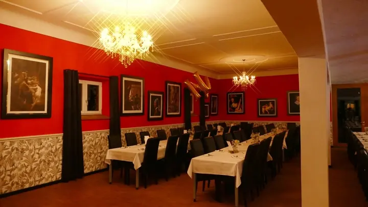 Veranstaltungsraum mit roter Barockwand