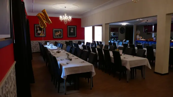 Lange festlich gedeckte Tafel