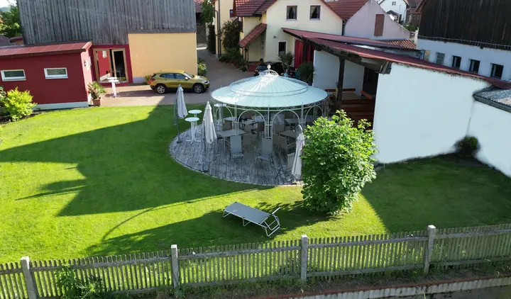 Garten mit Pavillon aus der Vogelperspektive