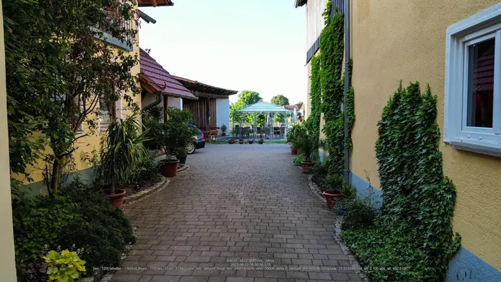 Begrünte Hofzufahrt