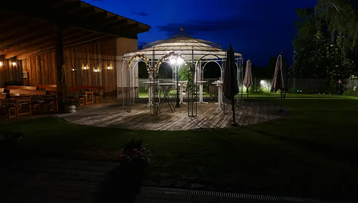 Romantikpavillon bei Nacht